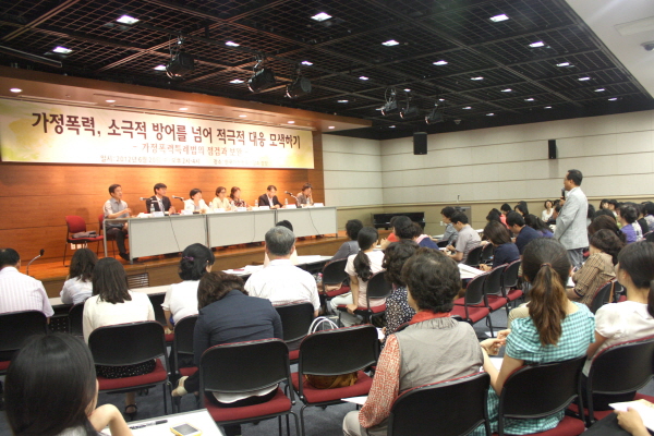 가정폭력특례법의 점검과 보완 토론회(2012.06.20)가정폭력특례법의 점검과 보완 토론회4(2012.06.20).JPG