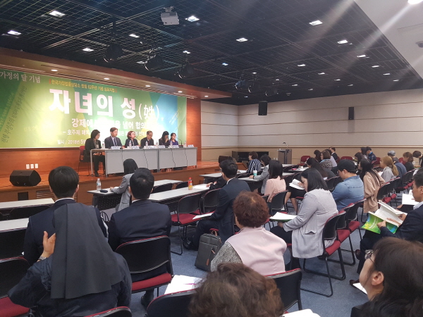 창립62주년 기념 심포지엄 - 자녀의 성, 강제에서 원칙을 넘어 합의로심포지엄사진5_18.05.11.jpg